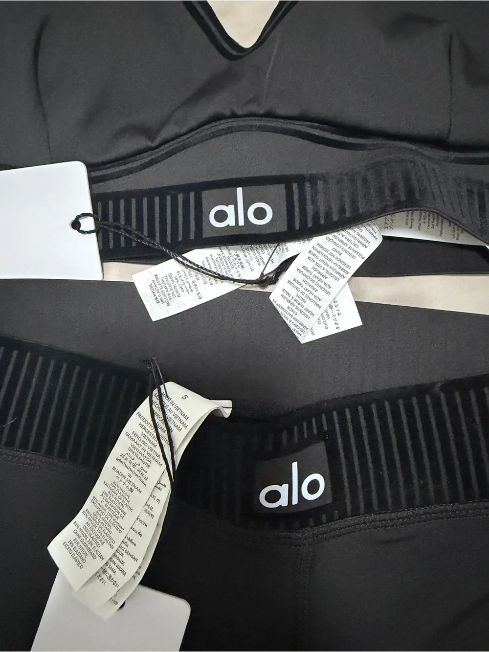 NWT Alo Yoga Black Activewear Set - V-Neck Sports Bra & Leggings